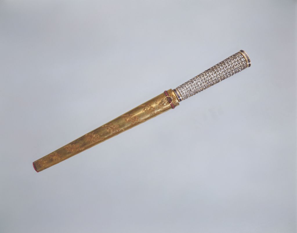 图片[1]-Gold carving flower sheath white fruit knife-China Archive